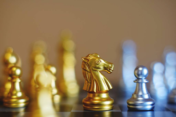 Шахматная настольная игра, концепция бизнес-конкуренции, сложное положение для конкуренции
 - Фото, изображение