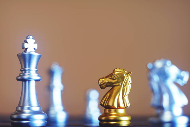 Jogo de tabuleiro de xadrez, conceito competitivo de negócios, posição difícil de competir
 - Foto, Imagem