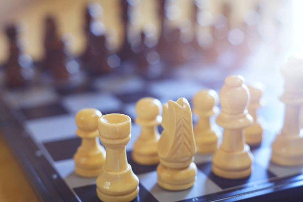 Juego de mesa de ajedrez, concepto competitivo de negocios, posición difícil de competir
 - Foto, Imagen