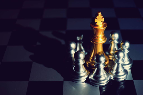 Chess board game, zakelijke concurrerende concept, moeilijke positie om te concurreren - Foto, afbeelding