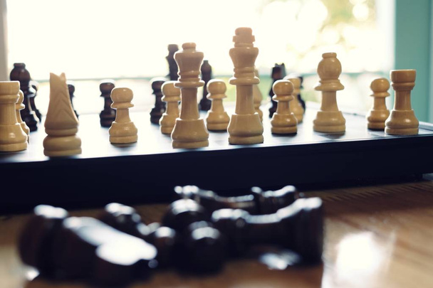 Sakktáblán játék, üzleti versenyképes fogalom, nehéz helyzetben, hogy versenyezni - Fotó, kép
