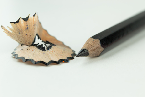 fekete ceruza forgács elszigetelt fehér background - Fotó, kép