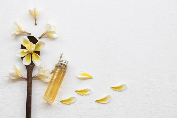 φυσικά φυτικά έλαια από λουλούδια frangipani μυρωδιά άρωμα αρώματα θεραπεία σε λευκό φόντο - Φωτογραφία, εικόνα