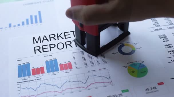 Αγορά έκθεση απέρριψε, χέρι σφράγιση σφραγίδα σε επίσημο έγγραφο, στατιστικά στοιχεία - Πλάνα, βίντεο