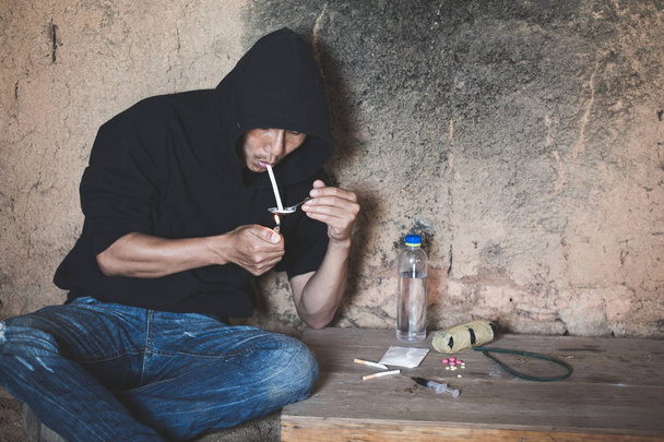 Man neemt heroïne, cocaïne of andere verdovende stof, misbruik van drugs en verslaving concept, 26 juni internationale dag tegen druggebruik. - Foto, afbeelding