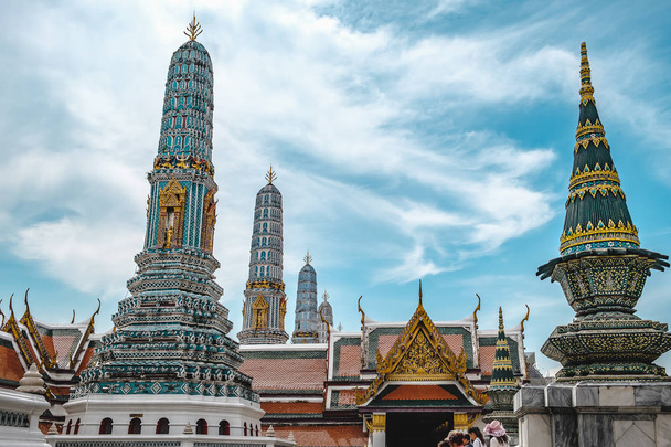 Turystów z całego świata odwiedza Wat Phra Kaew w Royal Palace w Tajlandii. Usytuowany w Bangkoku, stolicy kraju, na 23 października 2018 r.. - Zdjęcie, obraz