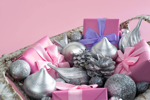 Feestelijke mand met geschenken en speelgoed voor Kerstmis. Decoratieve voorwerpen vakken decoratie voor de vakantie - Foto, afbeelding