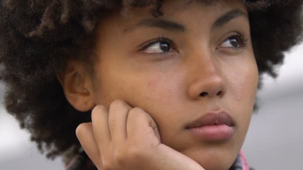 Curly-haired afro-american girl thinking about life important things, close-up - Imágenes, Vídeo
