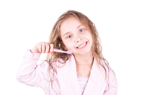 όμορφη ευτυχής χαμογελαστοί μικρό κορίτσι βουρτσίζετε τα δόντια μετά το μπάνιο, ντους - Φωτογραφία, εικόνα