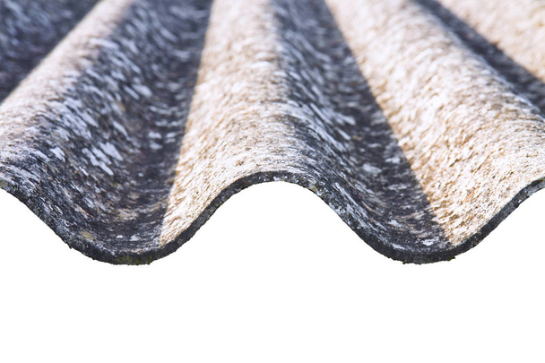 Telhado de amianto perigoso - um dos materiais mais perigosos da indústria da construção - imagem sobre fundo branco com espaço de cópia
 - Foto, Imagem