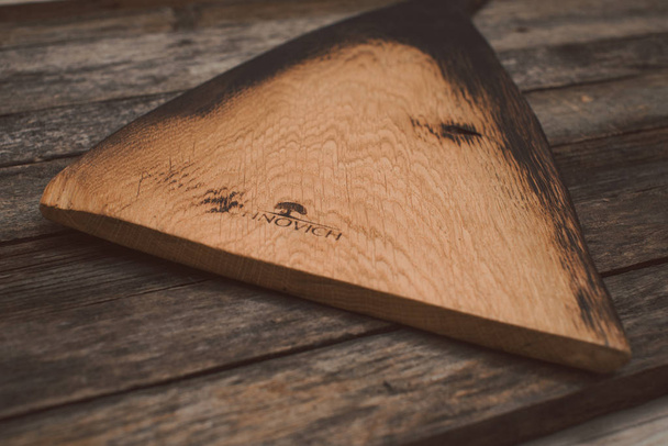 Oak cutting Board on old boards - Valokuva, kuva