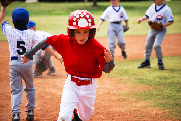 Jugador de béisbol corriendo las bases
 - Foto, Imagen