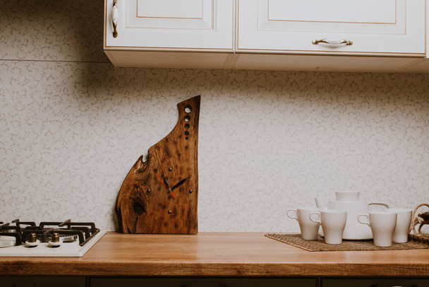Oak cutting Board in kitchen interior - Foto, afbeelding