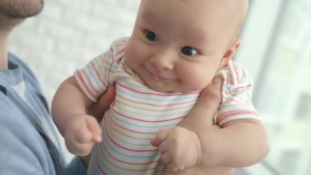Bebê adorável em mãos masculinas. Close up de pai mão segurando filho
 - Filmagem, Vídeo