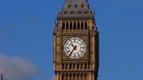 イギリス、ロンドンのビッグ ・ ベンの時計の文字盤の極端にクローズ アップ - 映像、動画