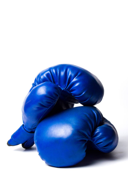 Две синие боксерские перчатки на белом фоне
 - Фото, изображение