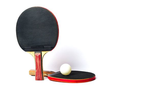 2 つのテーブル テニス ラケットとボールの白で隔離 - 写真・画像