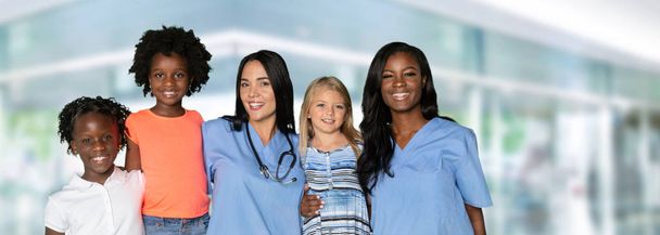 A group of nurses at the hospital with children - Valokuva, kuva