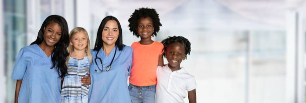 A group of nurses at the hospital with children - Valokuva, kuva