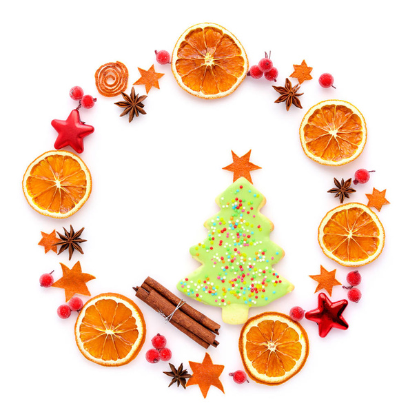 Pyöreä runko kuivattu oranssi, joulun evästeet, anis tähdet valkoisella pohjalla. Tasainen, ylhäältä
 - Valokuva, kuva