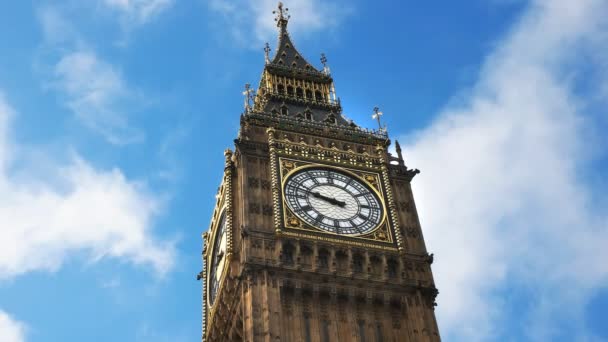 niski kąt z bliska big Ben w Londynie, Wielka Brytania - Materiał filmowy, wideo