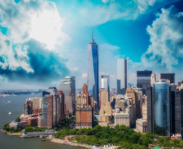 New York Manhattan vue panoramique aérienne du centre-ville avec gratte-ciel et ciel bleu dans la journée
. - Photo, image