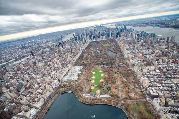 Široký úhel letecký pohled od Central parku a New Yorku z vrtulníku. - Fotografie, Obrázek