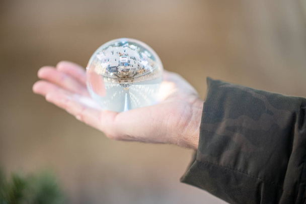 boule de verre cristal, tenue en main par une femme
 - Photo, image