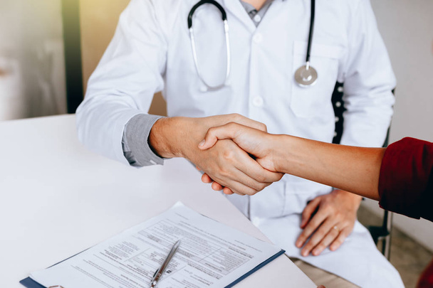 Doctor shaking hands with patient in the clinic. - Photo, image