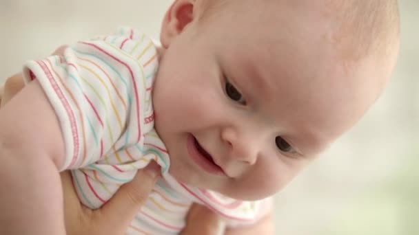 Το μωρό ευτυχισμένο πρόσωπο. Όμορφο πορτρέτο του βρέφους. Κοντινό πλάνο του μικρού παιδιού - Πλάνα, βίντεο