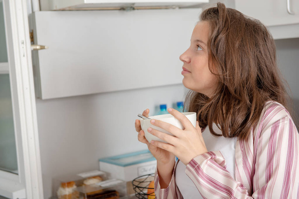 sabah, Genç kız bir kase içinde kahve içiyor - Fotoğraf, Görsel