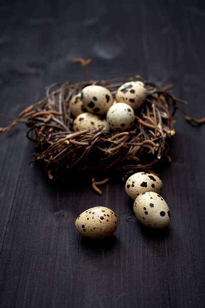 Ορτύκια αυγά σε φωλιά σε ρουστίκ ξύλινα φόντο, αντίγραφο χώρου. Έννοια της υγιεινής διατροφής. Κάτοψη, επίπεδη lay. Πασχαλινά αυγά. Ευτυχισμένο Πάσχα έννοια - Φωτογραφία, εικόνα