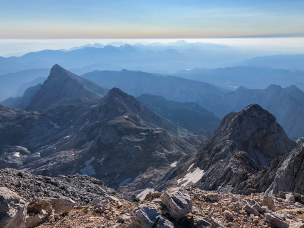 Θέα από την κορυφή του ψηλότερου βουνού της Σλοβενίας που ονομάζεται Triglav 2864m heigh - Φωτογραφία, εικόνα