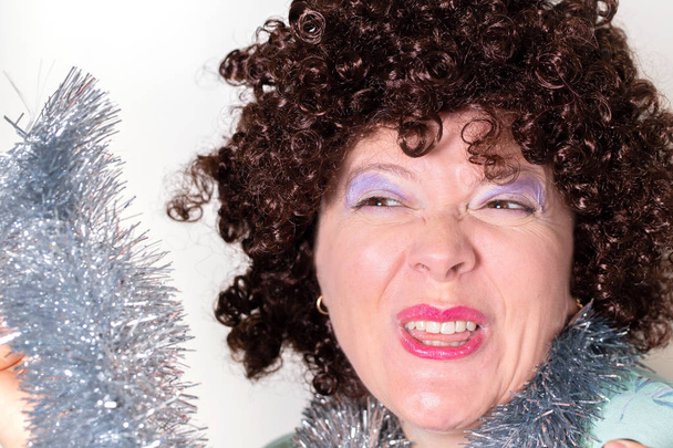 Portrét veselé vánoční ženy s výzdobou  - Fotografie, Obrázek