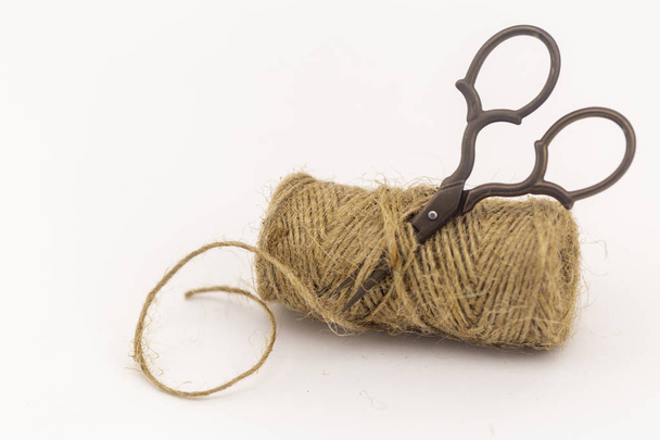 tijeras retro con una bola de cordel, costura casera
 - Foto, imagen