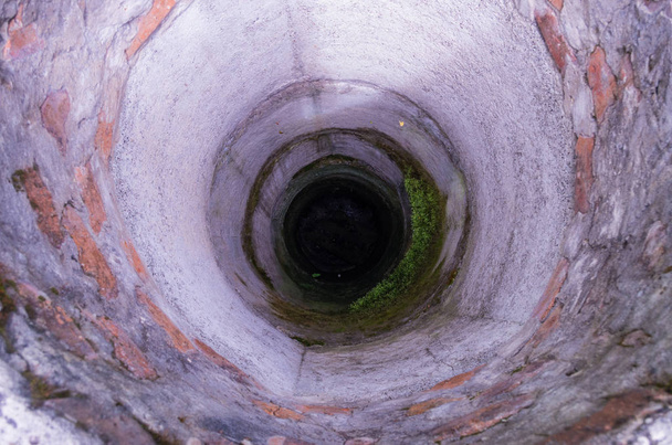 Un puits profond sans eau. Source d'eau sans eau. L'eau est finie
. - Photo, image