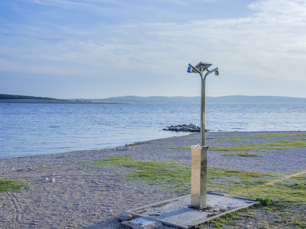 doccia pubblica in spiaggia alimentata con pannello solare fotovoltaico
 - Foto, immagini