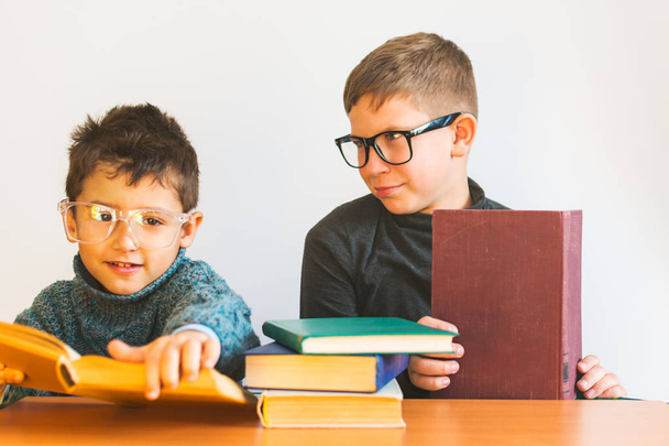deux garçons avec des lunettes de lecture de livres
 - Photo, image