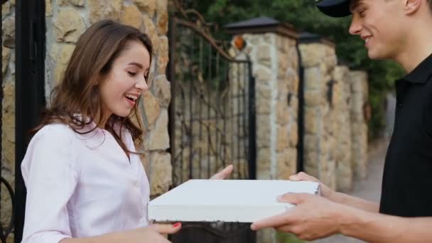 Levering van voedsel. Courier geven vrouw doos met Pizza buitenshuis - Video