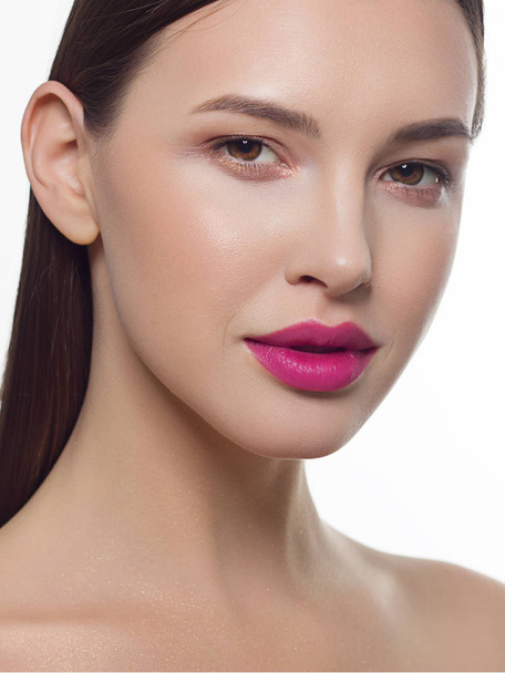 Close-up portrait of a beauty woman with full lips, straight hair and perfectly clean skin. Daytime makeup, styling and soft care. Skin care in the spa salon or cosmetology, smooth eyebrows - Valokuva, kuva