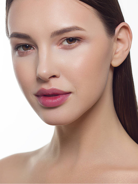 Close-up portrait of a beauty woman with full lips, straight hair and perfectly clean skin. Daytime makeup, styling and soft care. Skin care in the spa salon or cosmetology, smooth eyebrows - Foto, afbeelding