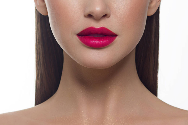 Close-up portrait of a beauty woman with full lips, straight hair and perfectly clean skin. Daytime makeup, styling and soft care. Skin care in the spa salon or cosmetology, smooth eyebrows - Foto, Imagem
