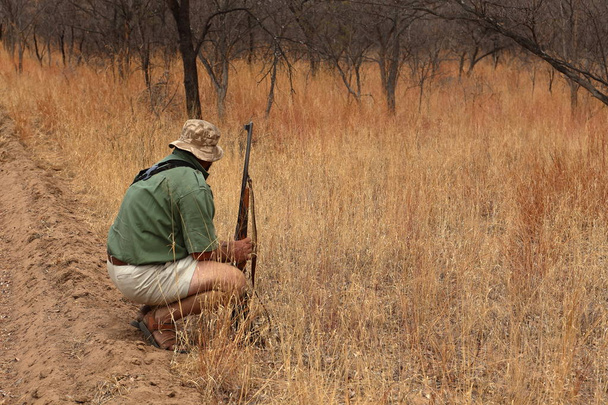 Safariführer in der Savanne Afrikas - Foto, Bild