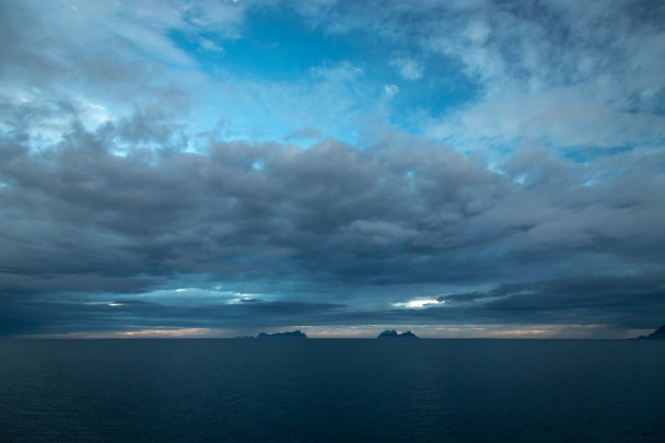 Θέα στη θάλασσα, λευκή νύχτα, το καλοκαίρι. Ταξίδι πορθμείων προς τα Νησιά Lofoten. - Φωτογραφία, εικόνα
