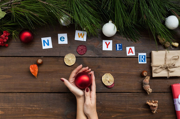 las manos de las mujeres fondo de Navidad árbol de Navidad Junta regalos año nuevo decoración de vacaciones
 - Foto, Imagen