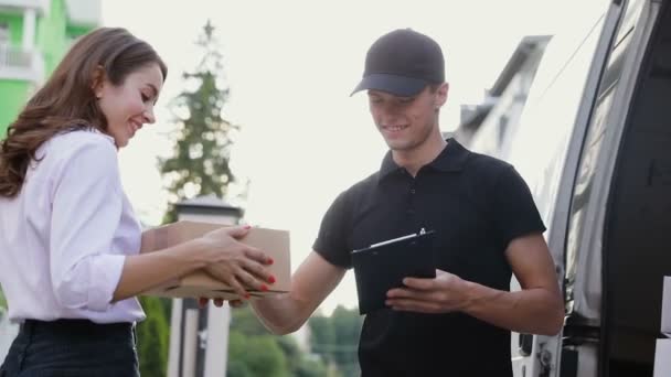 Servicio de mensajería. El hombre entrega el paquete a la mujer
 - Imágenes, Vídeo