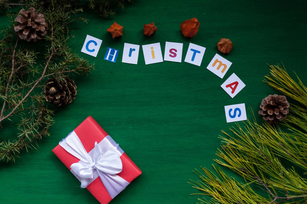 Νέο έτος διακοπές διακόσμηση για τα Χριστούγεννα φόντο Διοικητικό Συμβούλιο χριστουγεννιάτικο δέντρο δώρα - Φωτογραφία, εικόνα