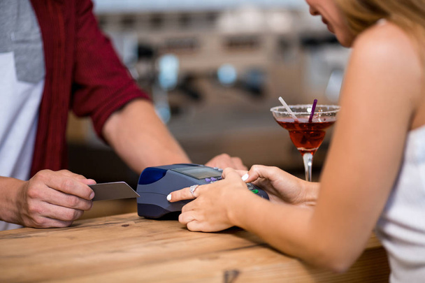 Paying by credit card in cafe - Фото, зображення