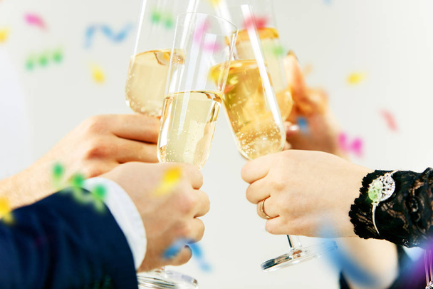 Celebración. Manos sosteniendo las copas de champán y vino haciendo un brindis. - Foto, Imagen