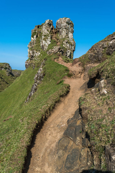Misztikus tündér Glen, egy romantikus zöld völgy furcsa kő struktúrák az Isle of Skye, Skócia - Fotó, kép